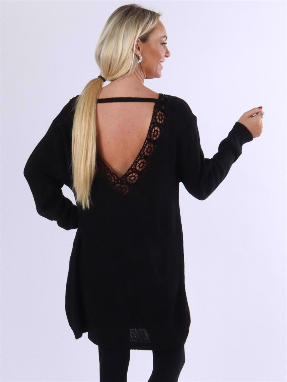 Ajla - Strikkjole med åben ryg med broderinger